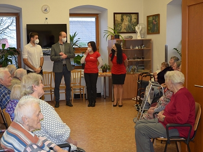 Společnost Auto Ševčík udělala radost seniorům v Domově klidného stáří sv. Anny v Sousedovicích
